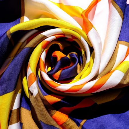 Carré de soie géométrique